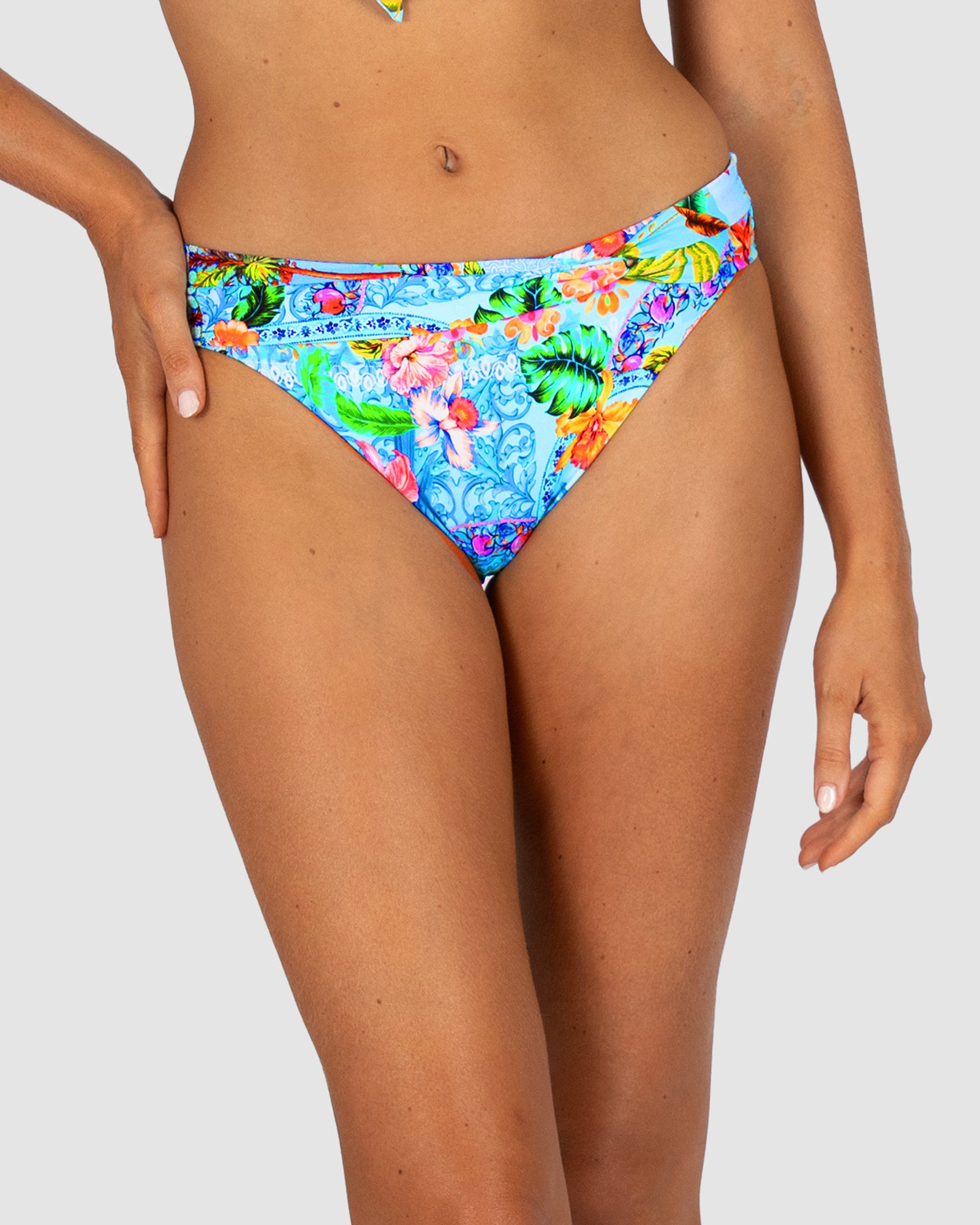 Baku Sardinia bikini bottom with twist band detail and regular coverage – tropical floral print, made in Australia