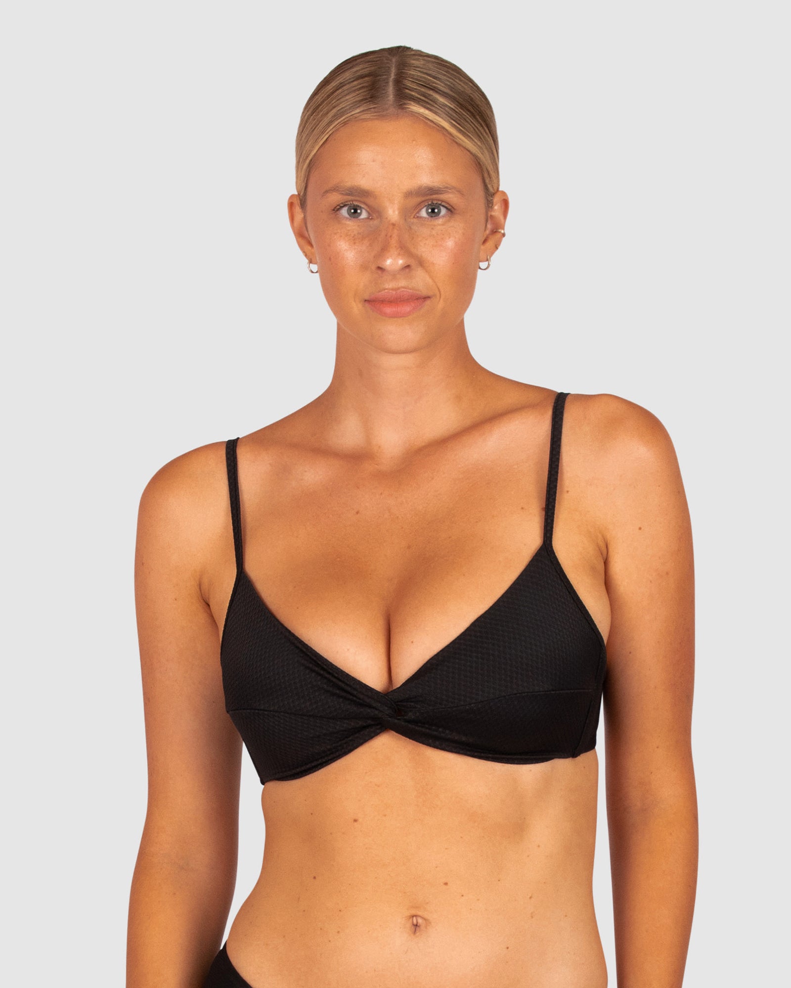 The Rococco Multifit Bralette Bikini Bra in Nero by Baku offers timeless elegance in a versatile shape. With a twisted front detail, soft removable cups, adjustable convertible straps, and a clip back closure, this top is crafted from Spanish fabric for a confident, sculpted finish.